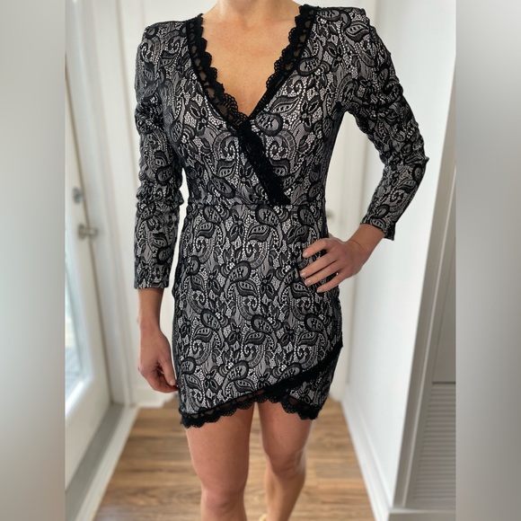 Gamiss lace dress with shoulder detail size medium - Picture 4 of 5